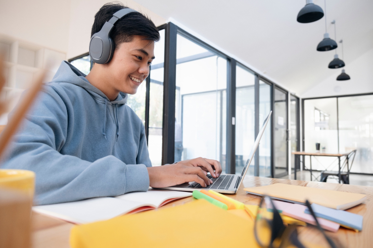 how-students-benefit-from-synchronous-online-programs-blog-thumbnail
